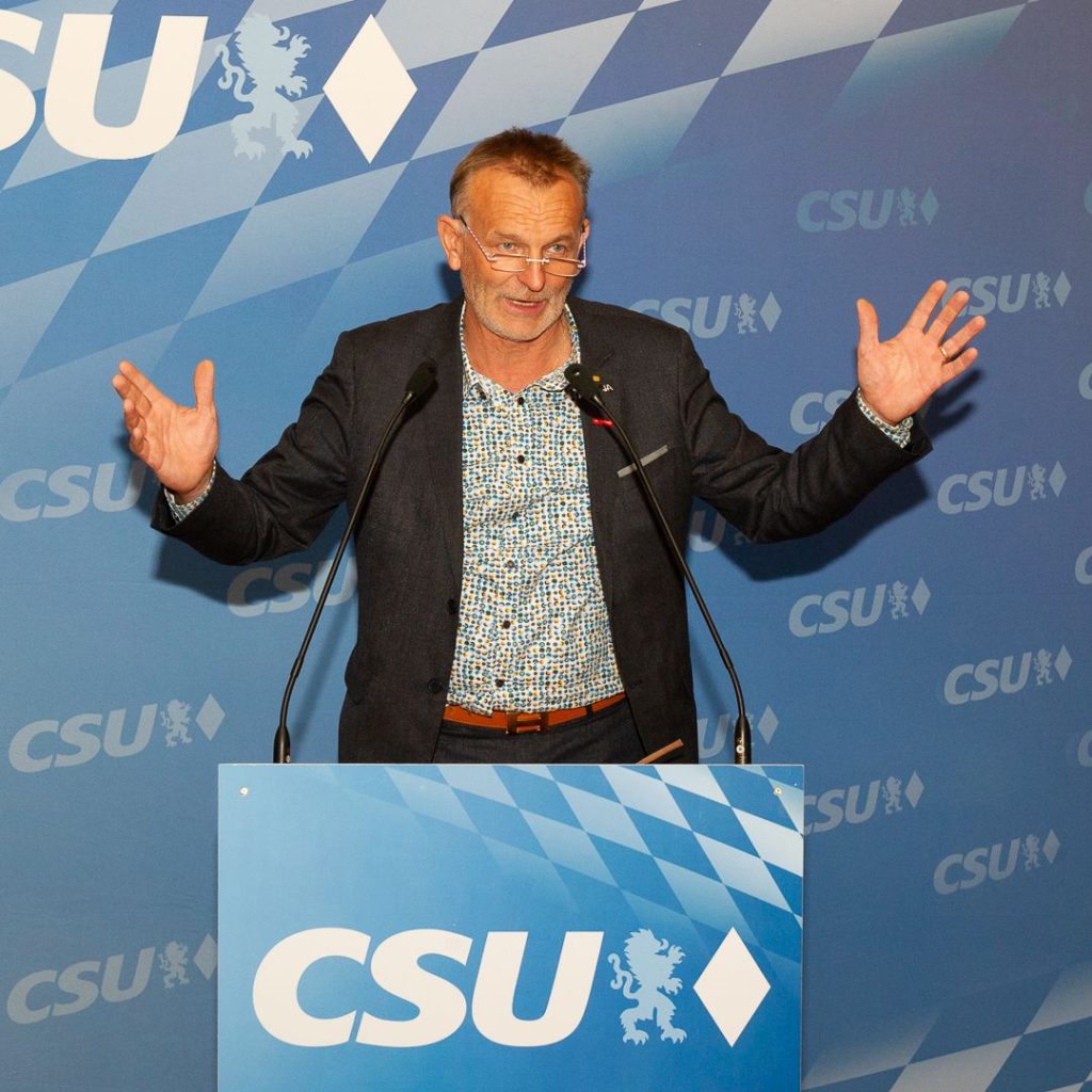 Hans Ritt vor Redepult mit CSU Logo